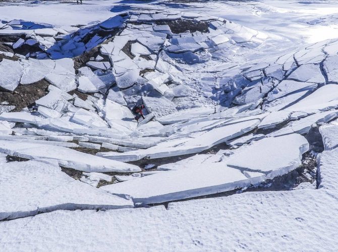 Cerkniško jezero - požiralnik Rešeto pozimi v ledu